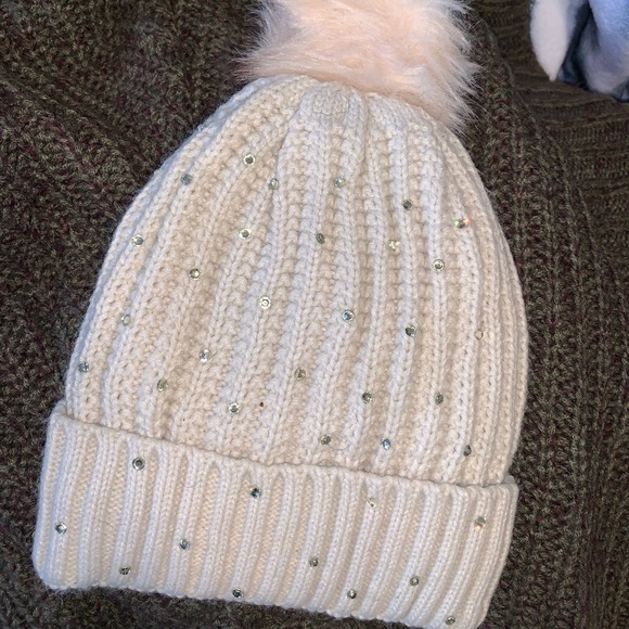 Pom Pom Hat! - Picture 1 of 2